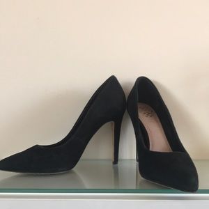 Vince Camuto Classic Black Suede Pumps, Size 5.5